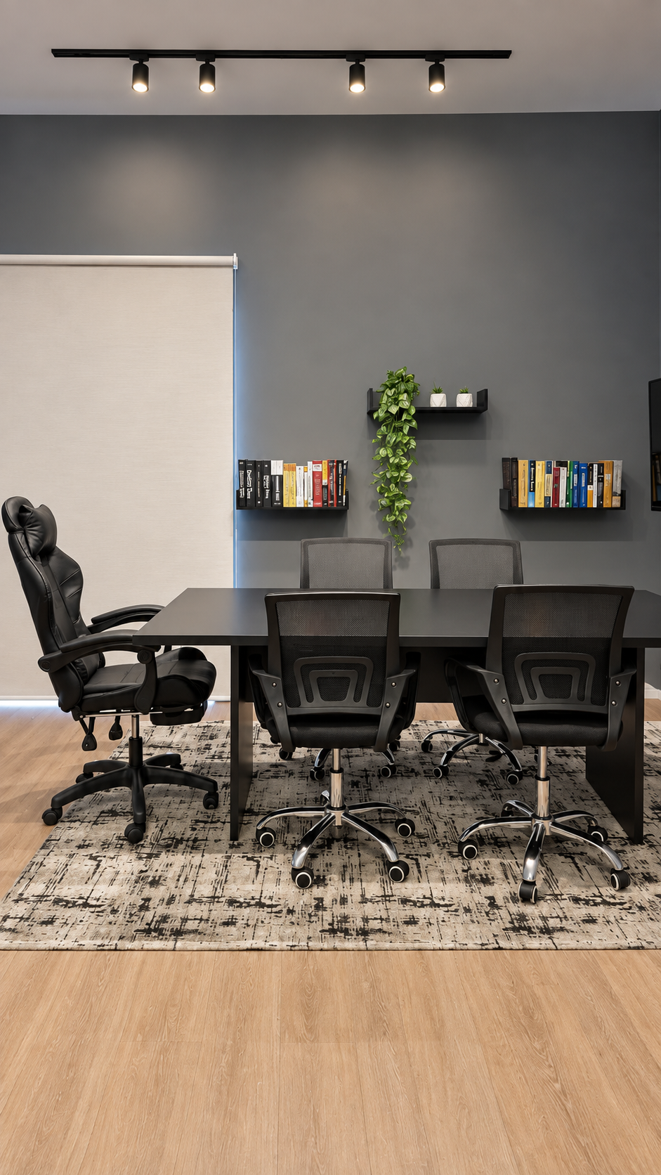 Sala de reunião com mesa preta, ângulo vertical